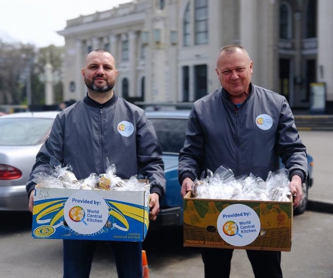WCK restaurant Vortutai in Odesa prepared more than 2,000 Easter cakes! But they didn’t forget about their regular meal deliveries. Why not take even one day off? They said: “Hunger has no days off. If we don’t feed these people, no one will. It’s our duty.“ #ChefsForUkraine 🇺🇦