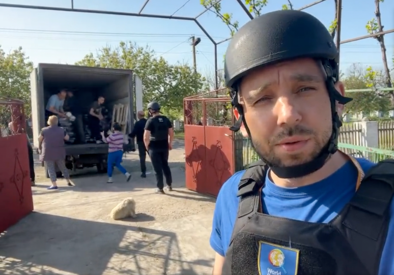 Olexiy, a WCK emergency regional leader, is checking in from Havrylivka—a village close to the front lines in Kherson. Our team delivered meal kits and fresh vegetables to the community, which has been without electricity for several months. #ChefsForUkraine