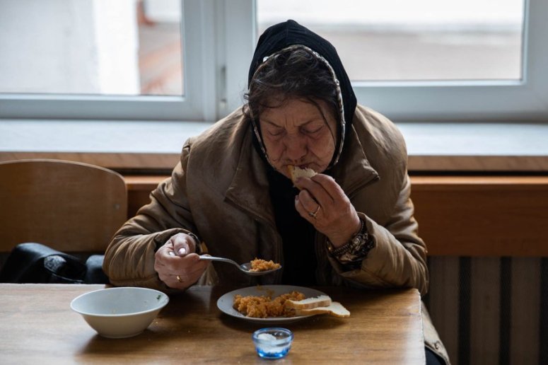 In a school turned shelter outside Odesa, WCK restaurants bring 100 hot, fresh meals everyday for refugees staying here from the besieged city of Mariupol. This area is now preparing for families from other cities under attack to come here in search of safety. #ChefsForUkraine