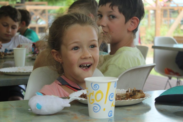 It’s been over 5 months since Russia invaded Ukraine & some families that fled have remained in neighboring countries. WCK provides meals at a summer school in Warsaw where children from Ukraine & Poland come together to make new friends & to just get to be kids! #ChefsForUkraine