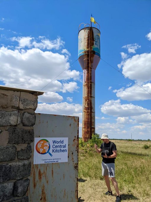 Today, the WCK team traveled to the frontline in the Kherson region of Ukraine to deliver a generator & fix the water supply that was broken for 2 months. 2,000 people living in 5 villages will now have access to fresh water again—they are already filling up! #ChefsForUkraine 💦
