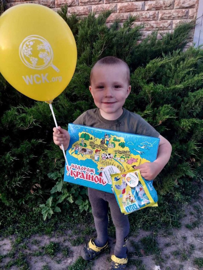 For International Children’s Day, WCK’s Relief Team across Ukraine brought extra joy to meal distributions! 💙 From Kharkiv to Kherson, they received balloons, games, and sweets—giving kids the opportunity to just be kids! #ChefsForUkraine