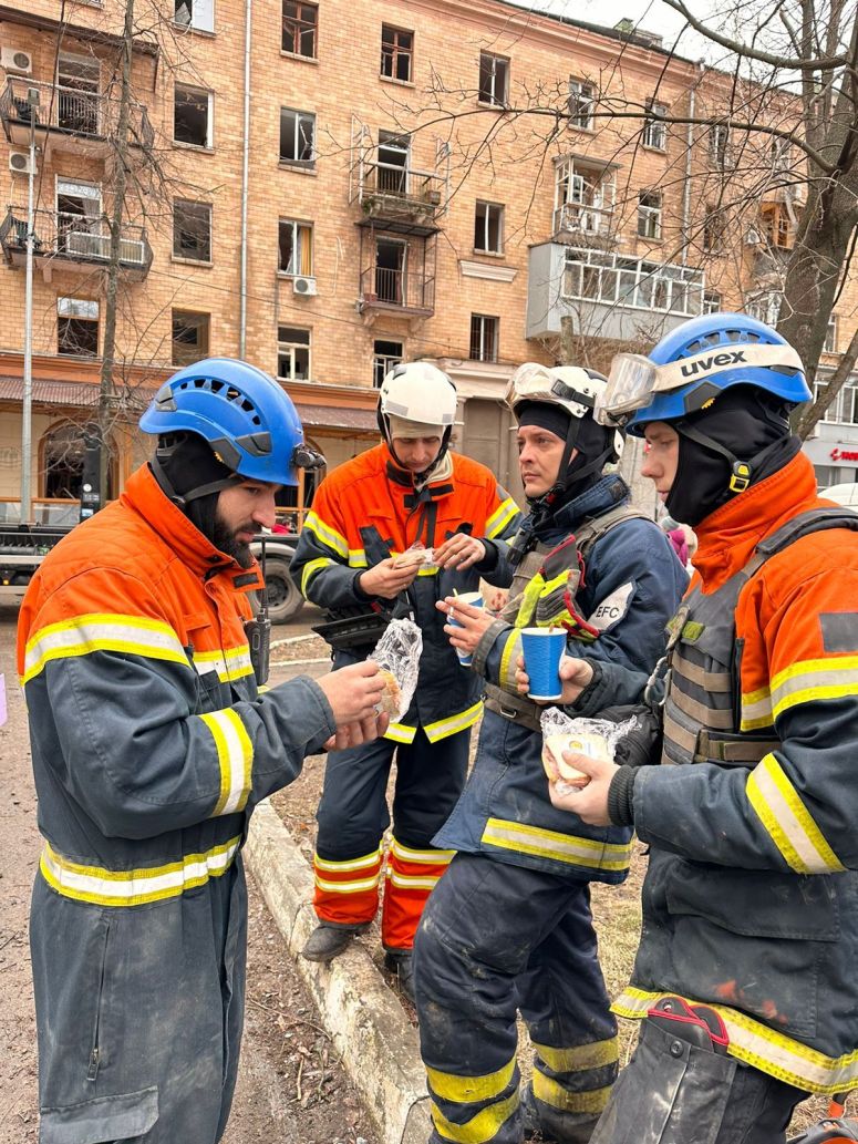 The latest Russian missile attack on Kharkiv hit a residential building, injuring dozens of people. WCK’s Emergency Response Team was on site quickly to provide warming bowls of stew, along with sandwiches and snacks, to rescue teams searching for survivors. #ChefsForUkraine