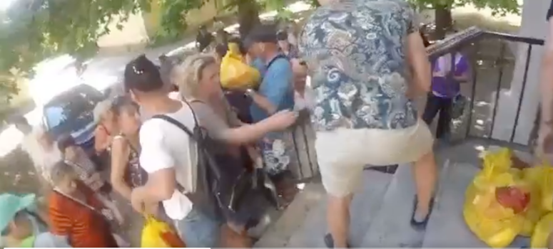 This video is from Kherson area, occupied & blocked by Russia… But still, local @WCKitchen heroes there are distributing food kits to desperate families & seniors! First 250 today…Going to 5,000 per week soon! Every day I am amazed by Ukrainian strength!💪 #ChefsForUkraine 🇺🇦