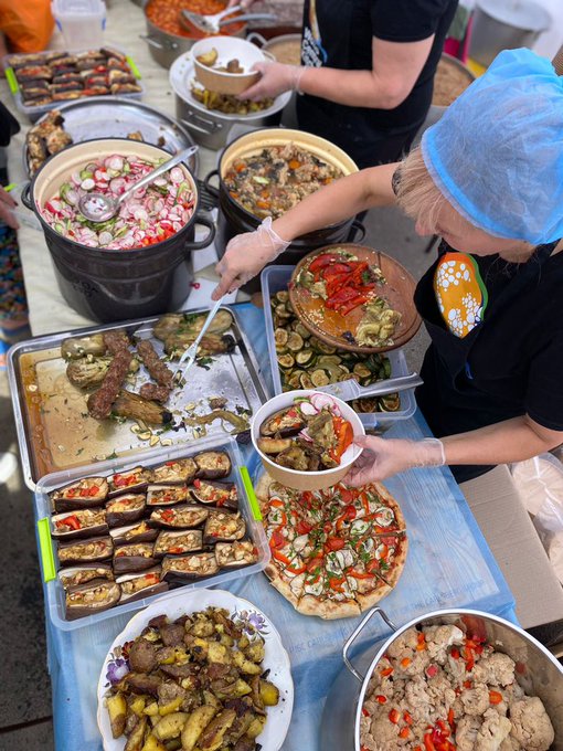 In a remote area of Kharkiv still under attack, WCK has set up a distribution site where people are able to make themselves a plate of food, choosing from a variety of delicious options. Kids are especially happy about the pizza & fruit! 🍕🍅 #ChefsForUkraine