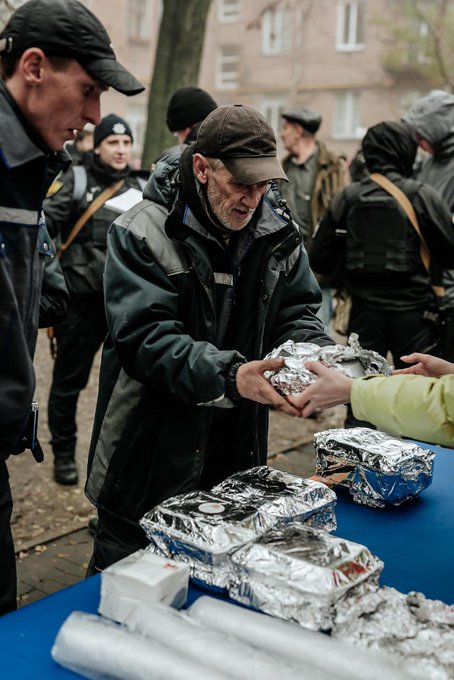 Last week, the city of Dnipro was again attacked by Russia—over a dozen people were injured and the community was left in the dark for two days. WCK teams brought hot meals for families that were left without gas, heat, or the ability to cook at home. #ChefsForUkraine
