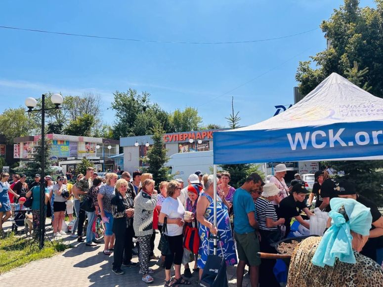 It’s been one year since Sardor & Viktoria—brave Food Fighters & WCK Volunteers—were killed when a Russian missile hit a community center in Chuhuiv. To honor their memories, WCK joined families in the city yesterday to distribute pilaf, Sardor’s favorite dish. #ChefsForUkraine