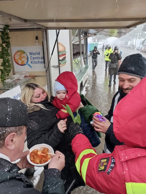 n celebration of #InternationalWomensDay today, WCK restaurant teams at the Siret border crossing in Romania provided flowers alongside hot plates of food for families arriving.💐💛 #ChefsForUkraine