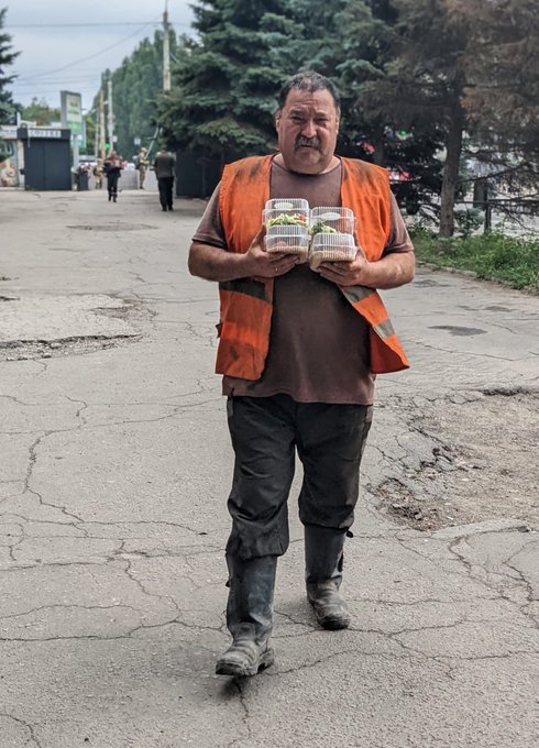 Last night, cruise missiles hit residential areas in Dnipro, Ukraine—killing 3 & injuring many in the city, which became a hub for refugees and had largely been spared from attack. The WCK team brought fresh meals for first responders & residents cleaning up. #ChefsForUkraine 🇺🇦