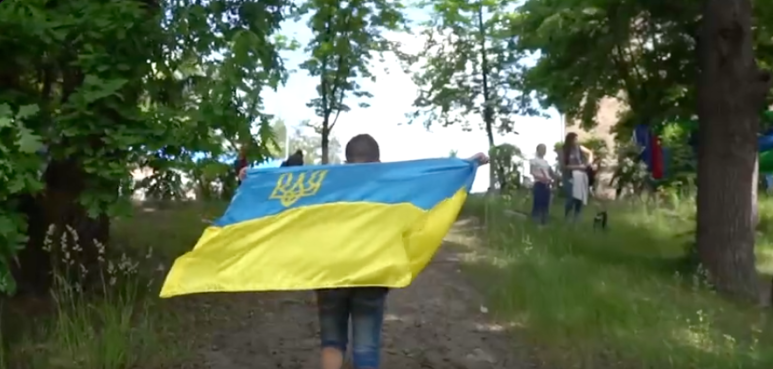 All children in Ukraine deserve a good life…like all children around the world! Join Vasyl from the @WCKitchen Kyiv team as he travels to Irpin to deliver food & treats for the kids… Love this video they made from International Children’s Day yesterday! #ChefsForUkraine 🇺🇦
